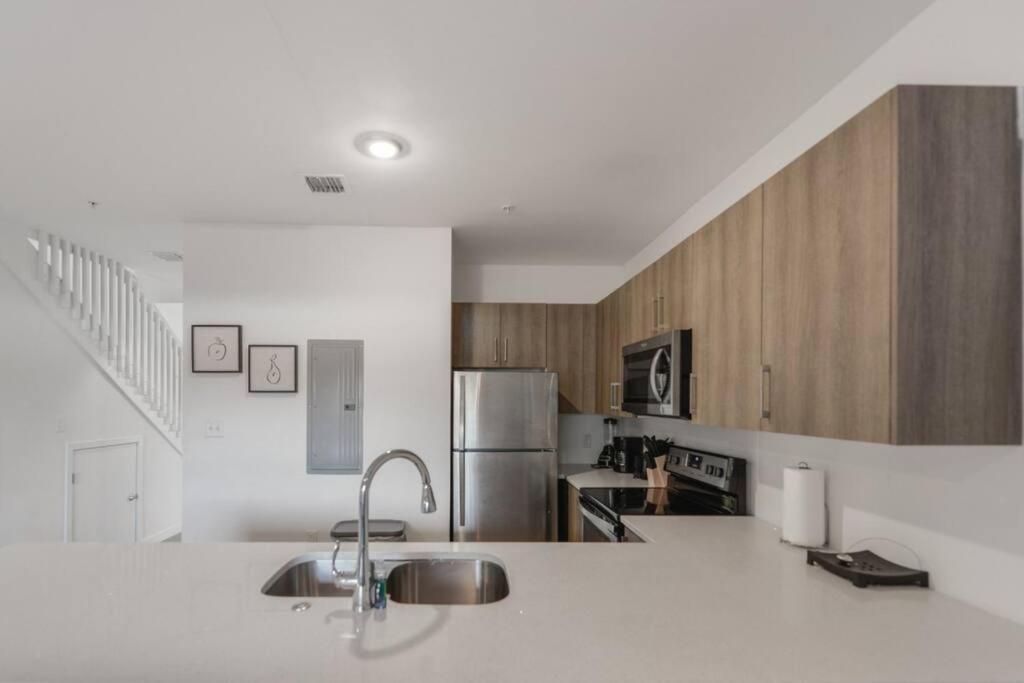 Wonderful Townhouse With 3 Bedrooms マイアミ エクステリア 写真